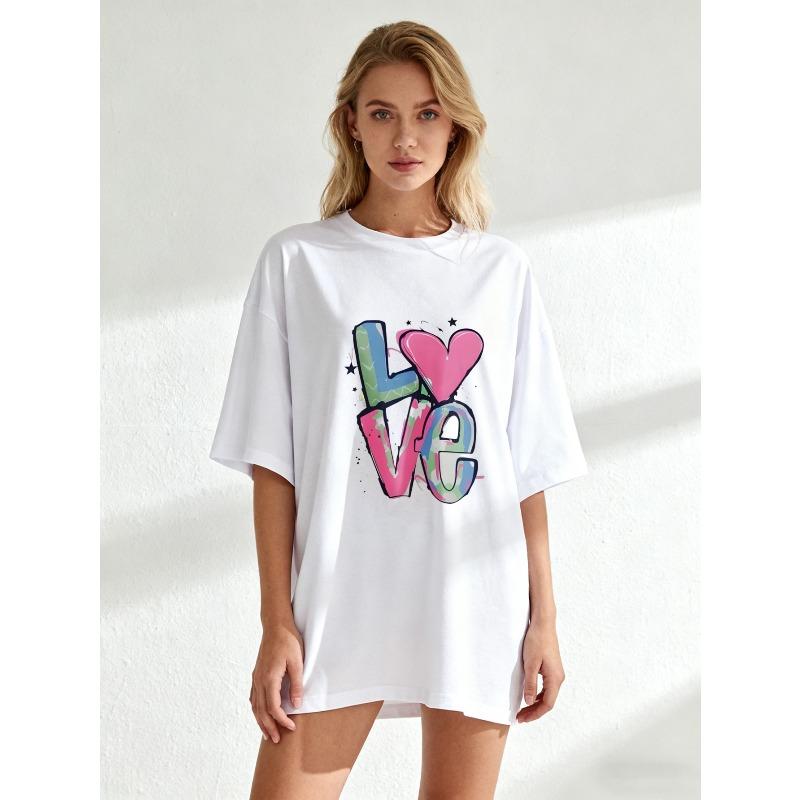 T-shirt à manches courtes pour femmes avec imprimé coloré de lettres "LOVE" style graffiti (Élément Cœur + Accents Étoiles)