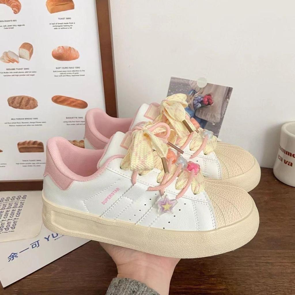 Middle school students women's board shoes original niche non-collision shell head white shoes 2025 spring Hong Kong style new chic tide