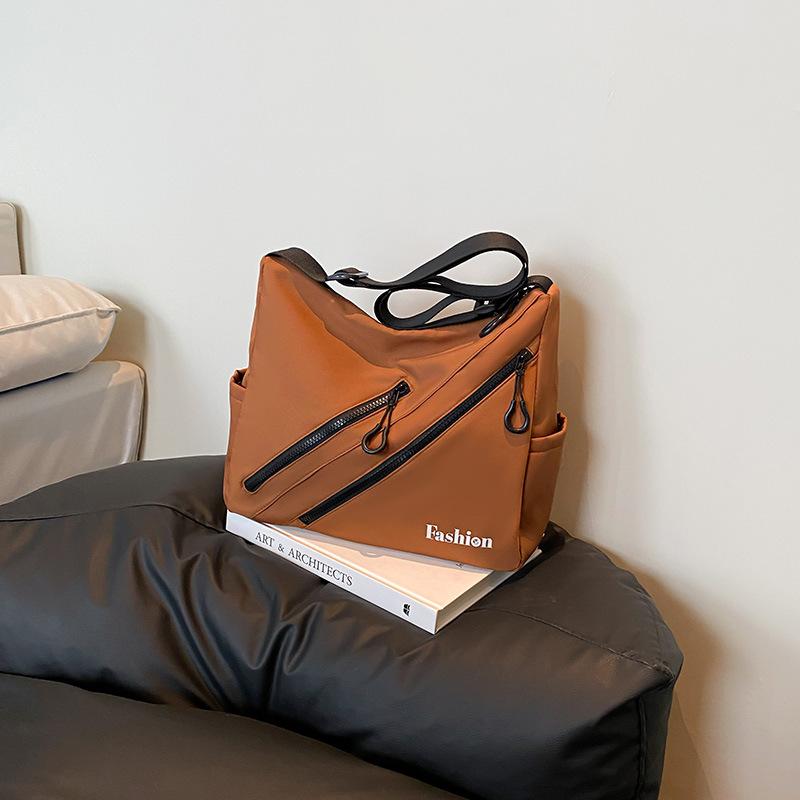 

New large-capacity casual simple computer men s and women s bags, personalized fashion shoulder bags, commuter messenger armpit bags коричневый