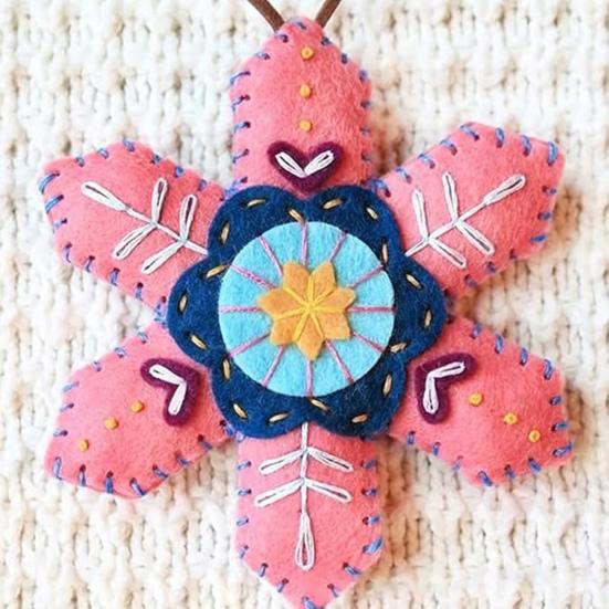 Vyšívané plstěné ozdoby sněhové vločky Ručně vyráběné závěsné dekorace na vánoční stromek Barevné slavnostní doplňky pro sváteční domácí výzdobu