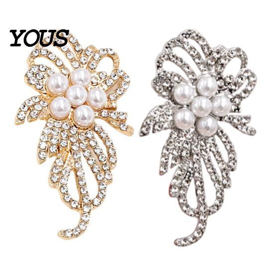 Elegant Lapel Pin Faux Pearl Rhinestone Flower Brooch, Electroplating Alloy for Fashion Brooch Accessory Women, Sweater Cardigan Coat Business