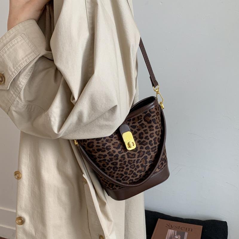 Super fire niche leopard print bag women's 2025 autumn and winter retro versatile messenger bag fashion explosion portable bucket bag