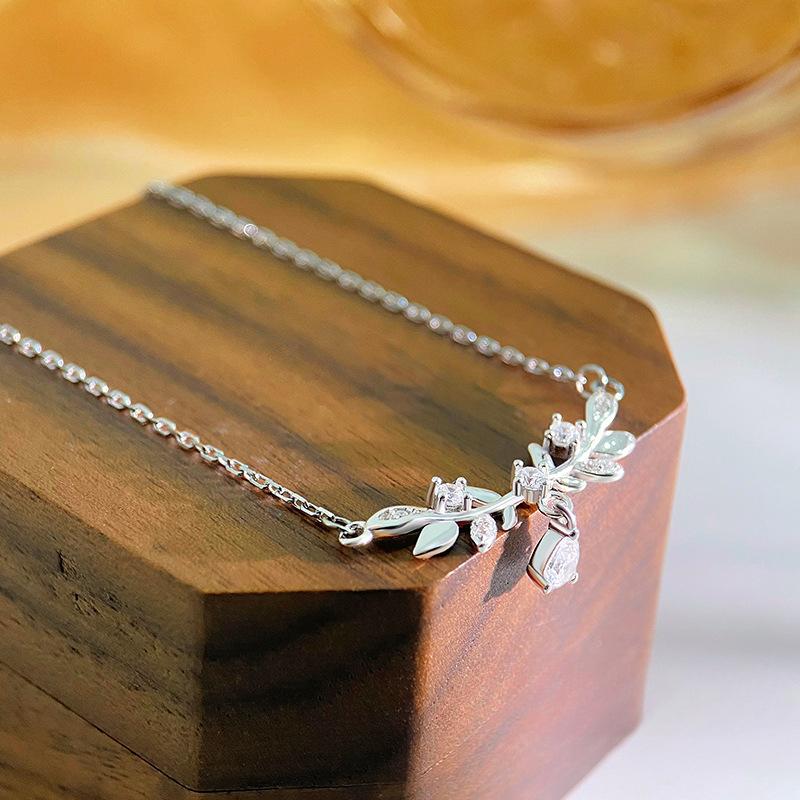 Exquisite Leaves Water Drop Necklace for Women with High-end Feeling for Girlfriend Clavicle Chain