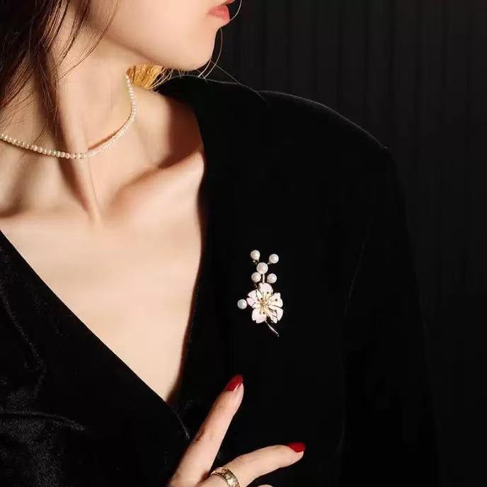 Elegant Peach Blossom Brooch: High-End Enamel Pink Flower Pin for Women