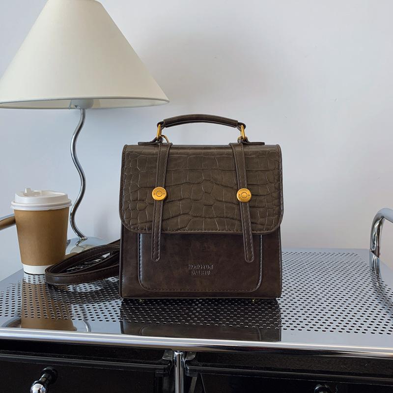 Carry a Simple Messenger Bag, Hand Niche Fashion New Casual Shoulder Winter Bag Feeling 100 Small Square Bags