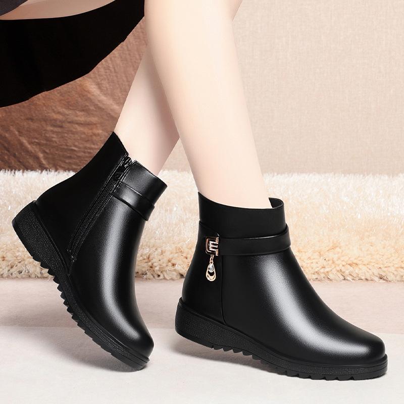 Mom Shoes Cotton Shoes, New Autumn and Winter Short Boots    and Elderly Women's Shoes Velvet Leather Shoes Martin Boots