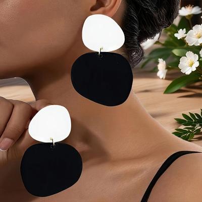 Orecchini Pendenti Geometrici Minimalisti in Bianco e Nero Retrò