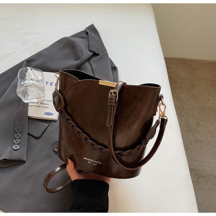 

Женские сумки большой вместимости, высококлассные универсальные новые повседневные сумки-ведра популярны в этом году, сумки через плечо темно-коричневого