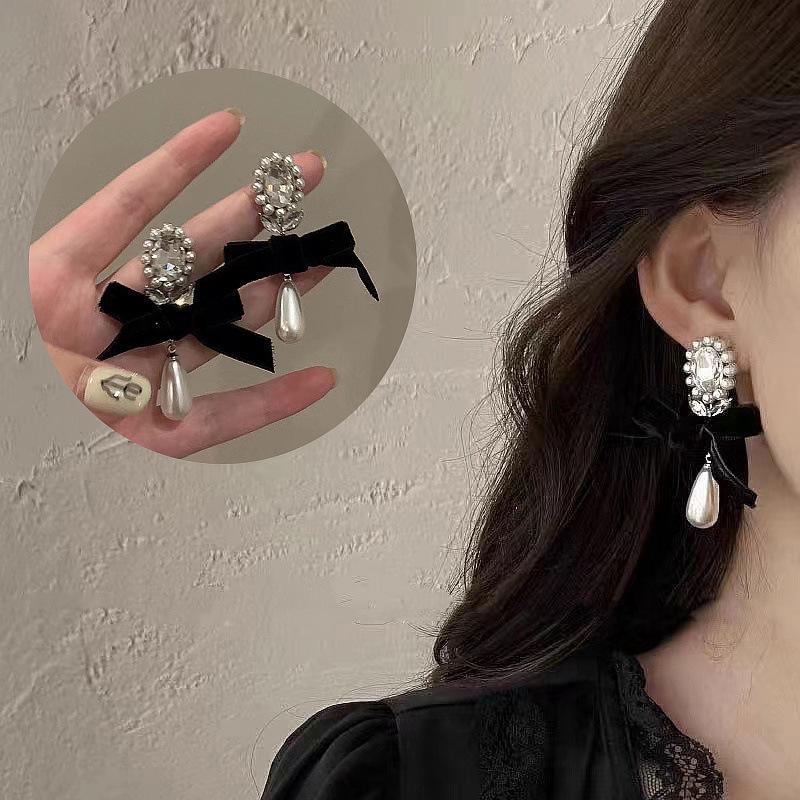 Fashion and elegance, atmospheric bow pearl earrings, women's design sense, versatile, exquisite stud earrings, sweet temperament, ear jewelry