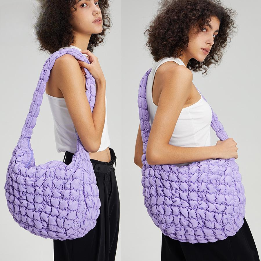 Moln Plisserad Crossbody-väska Dam Stor Kapacitet Lätt Diamant Dumplingväska Fjäderväska Quiltad Axelväska Tygväska
