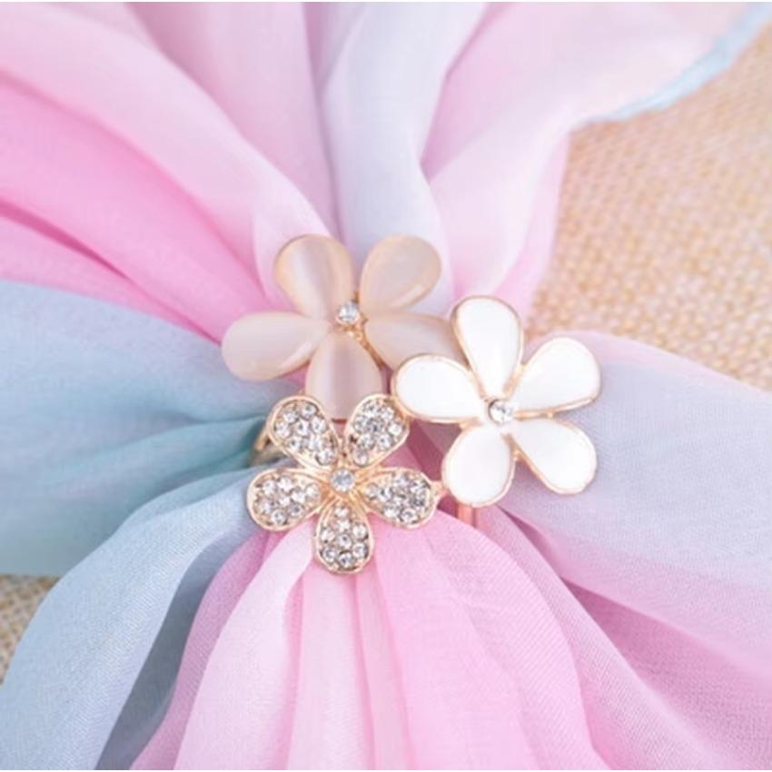 1 Pcs Flowers Brooch Scarf Buckle Bouquet Luxury Crystal Rhinestone Scarf Clips for Women Christmas Xmas Jewelry