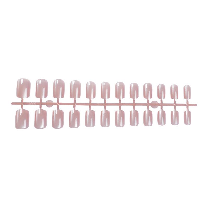 

Стильный маникюр «кошачий глаз» средней длины, жемчужный, отбеливающий