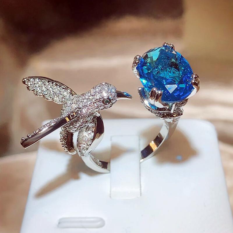 Laufsteg übertriebener Vogelring für Damen, verstellbare Öffnung frischer Ring, exklusiver und eleganter High-End-Schmuck