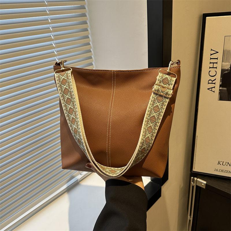 

Сумка корейский премиальный стиль универсальная сумка-ведро осень и зима большая вместимость 2025 новая ретро широкая плечевая сумка-мессенджер коричневый