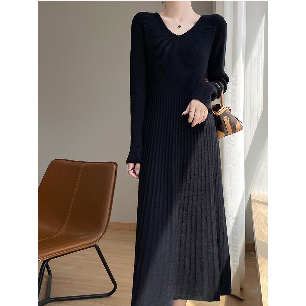 V-neck base knitted dress, new in autumn and winter, elegant temperament, high-end feeling, waist long a-word sweater skirt
