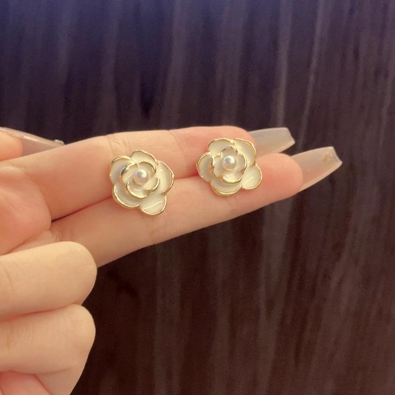 High-End-Ohrringe Französische Kamelienperlen-Ohrstecker Neujahrsflut Retro-Temperament-Ohrringe