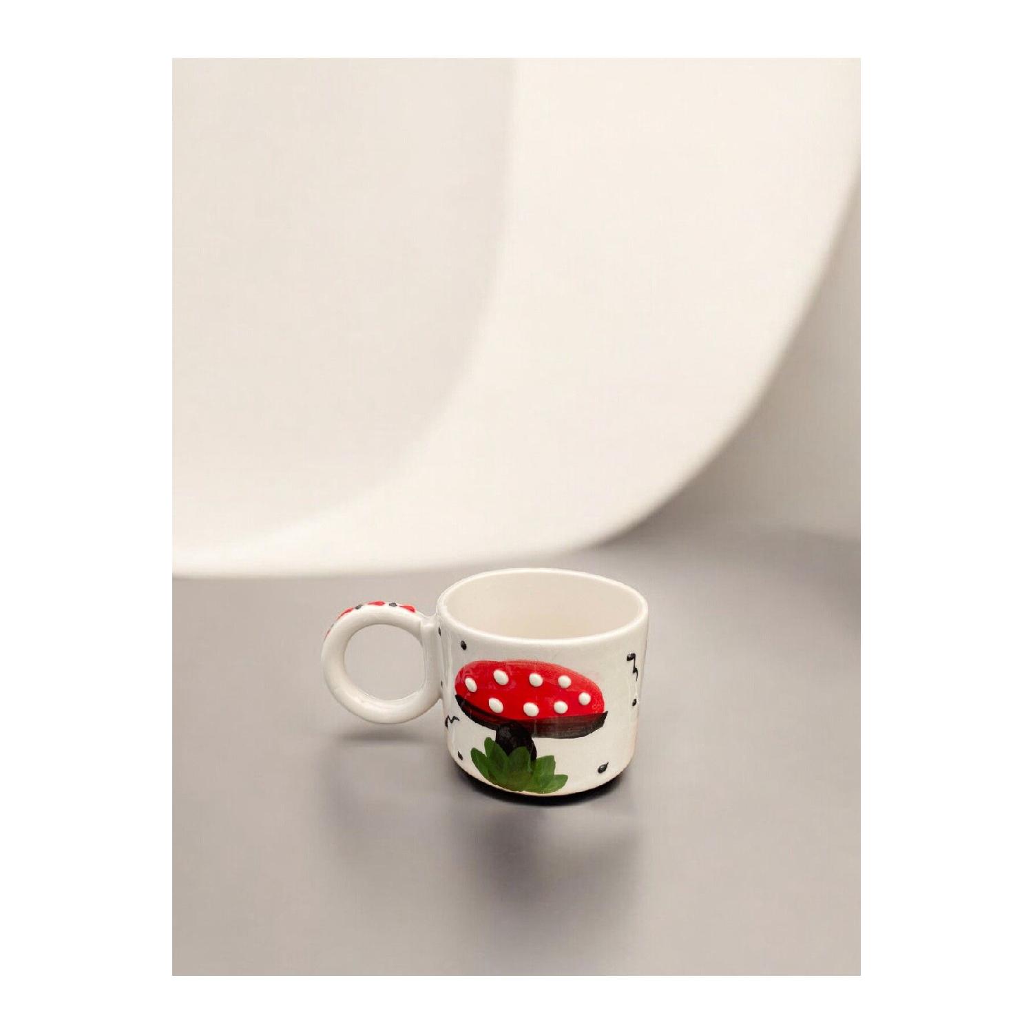 

Керамическая кружка ручной работы с тиснением грибов