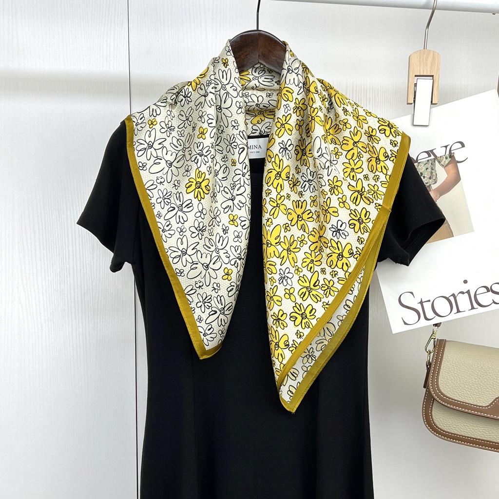 Spring And Summer Silk Chinese Square Scarves Go Out To The Street With Mulberry Silk Silk Scarves With Fresh Green Silk Scarves And Shawls.
