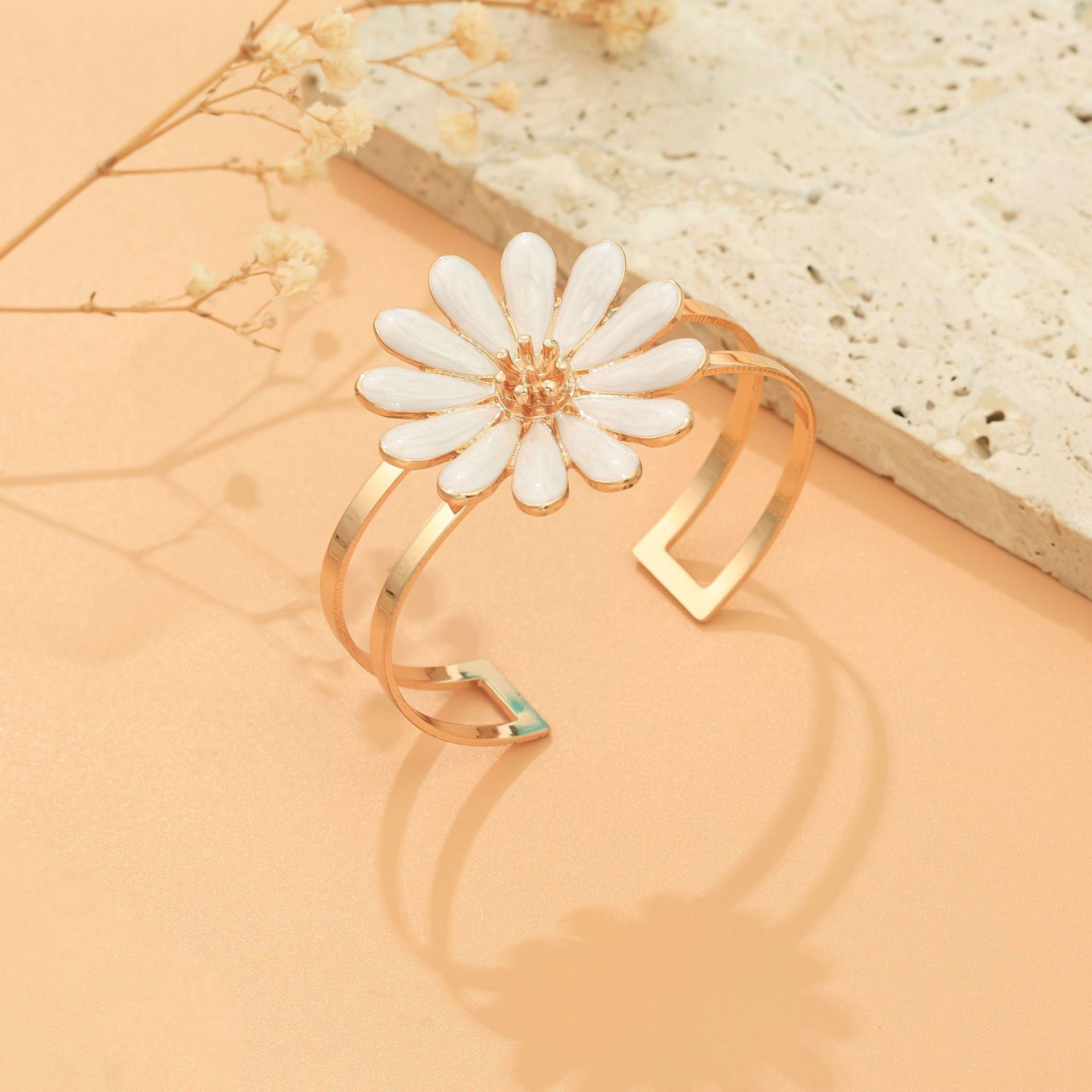 

Ветер маленькая ромашка маленькие серьги-пусеты женские новые легкая роскошь инс нишевый дизайн простые и универсальные высококлассные серьги