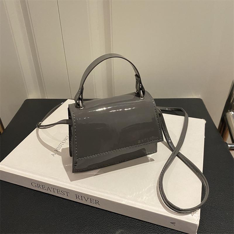 Nova bolsa quadrada pequena e popular para o dia a dia, bolsa de ombro e transversal com temperamento simples, bolsa feminina versátil de cor sólida