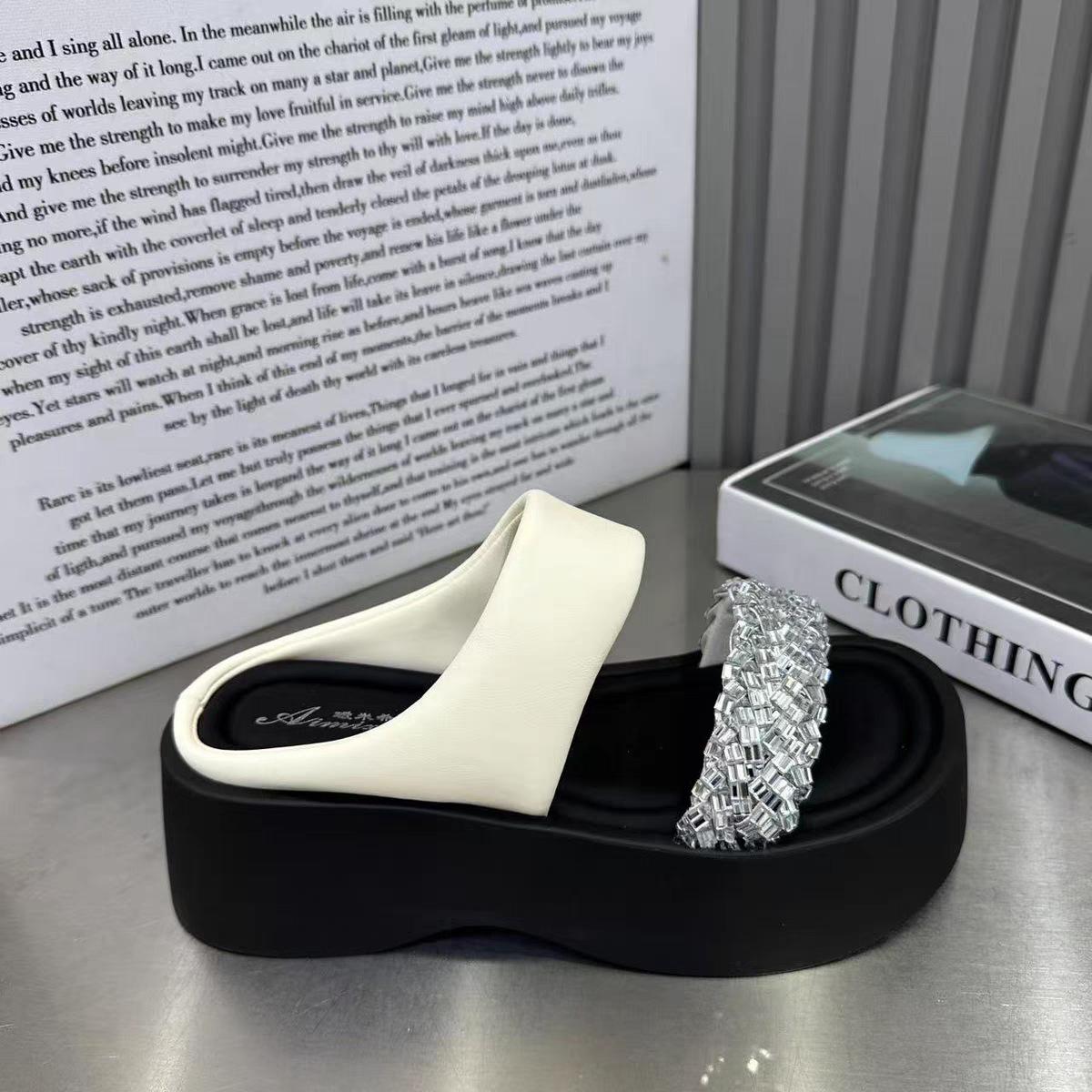 

Stepping on shit, thick-bottomed slope heel rhinestone slippers for women s outerwear 2025 summer new fashionable versatile open-toe sandals 40 бежевый