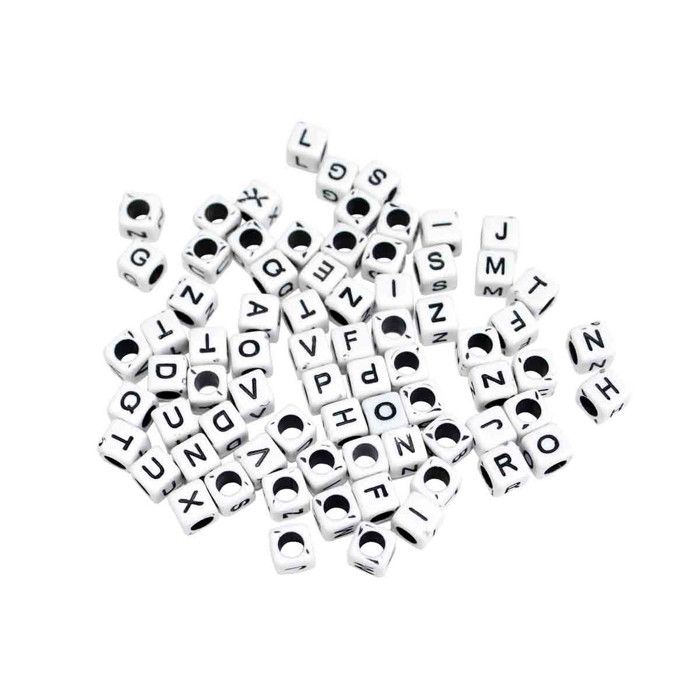 Perles lettres carrées noir blanc 0,6 cm 345 pièces