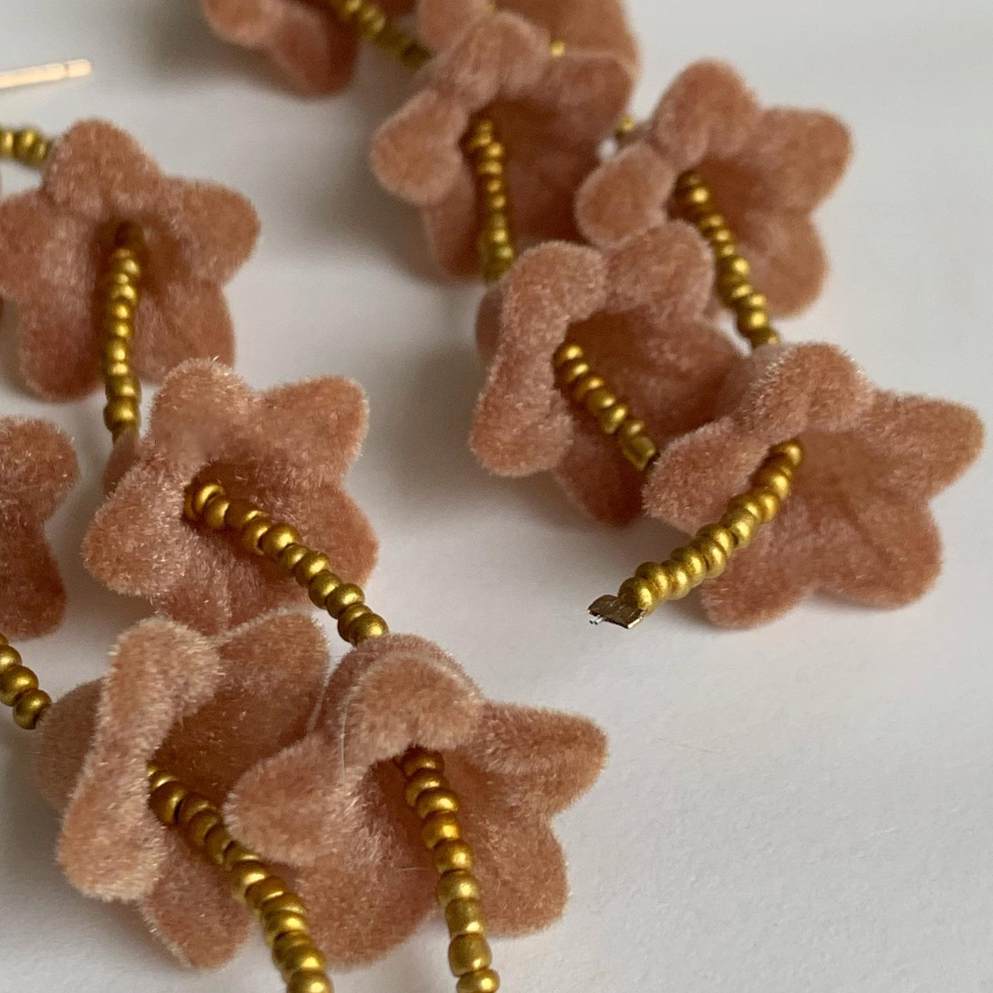 Элегантные серебряные серьги-гвоздики с кисточками и бархатными цветами - Ретро универсальные серьги для женщин