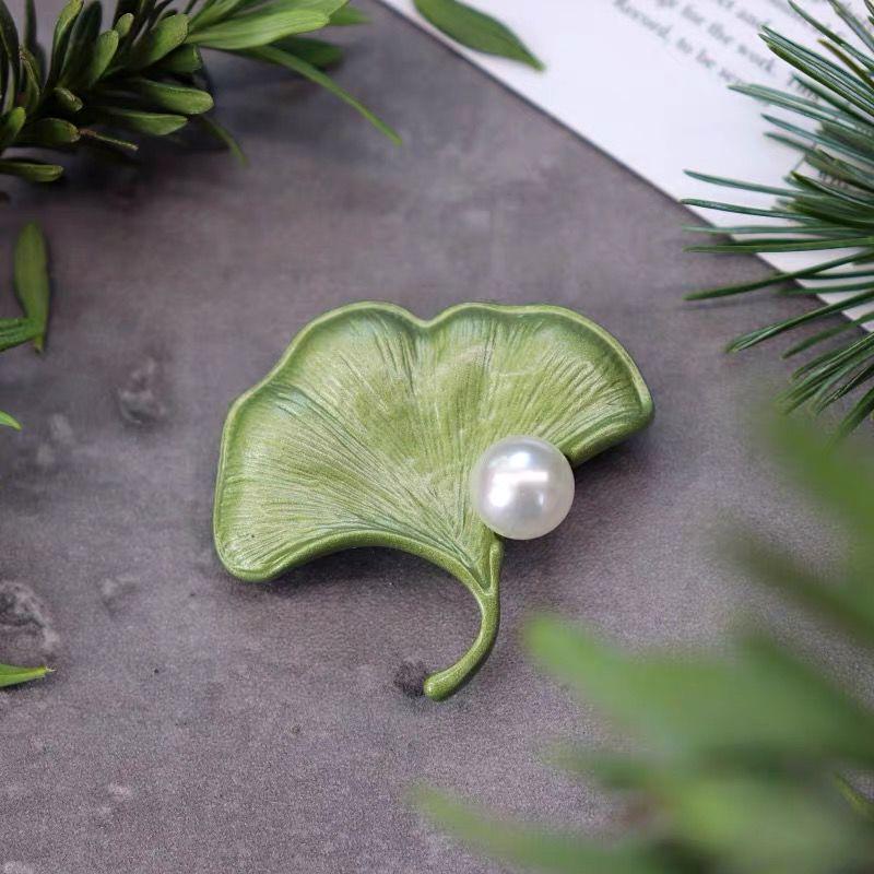 Elegant 3D Leaf & Pearl Brooch - Fashionable Pin for Clothing Accessories