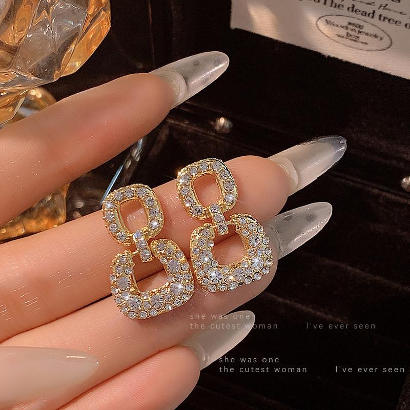 2024 High-End Pearl Stud Earrings: French Light Luxury Style for Women