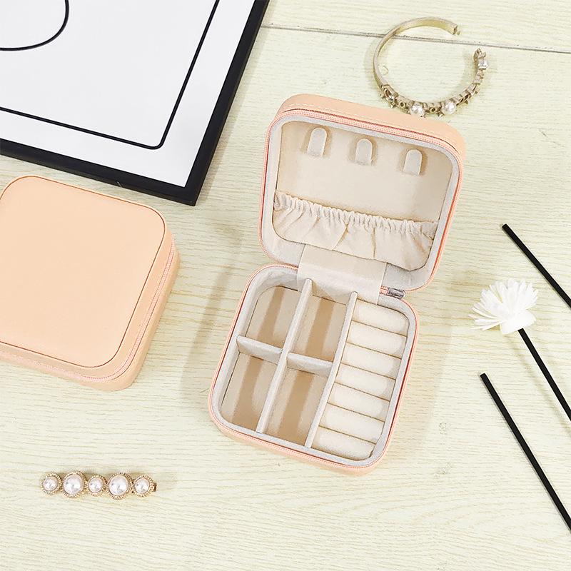 

Stylish Travel Jewelry Box: Portable Heart-Shaped Necklace & Ring Organizer. 10*10*5 cm