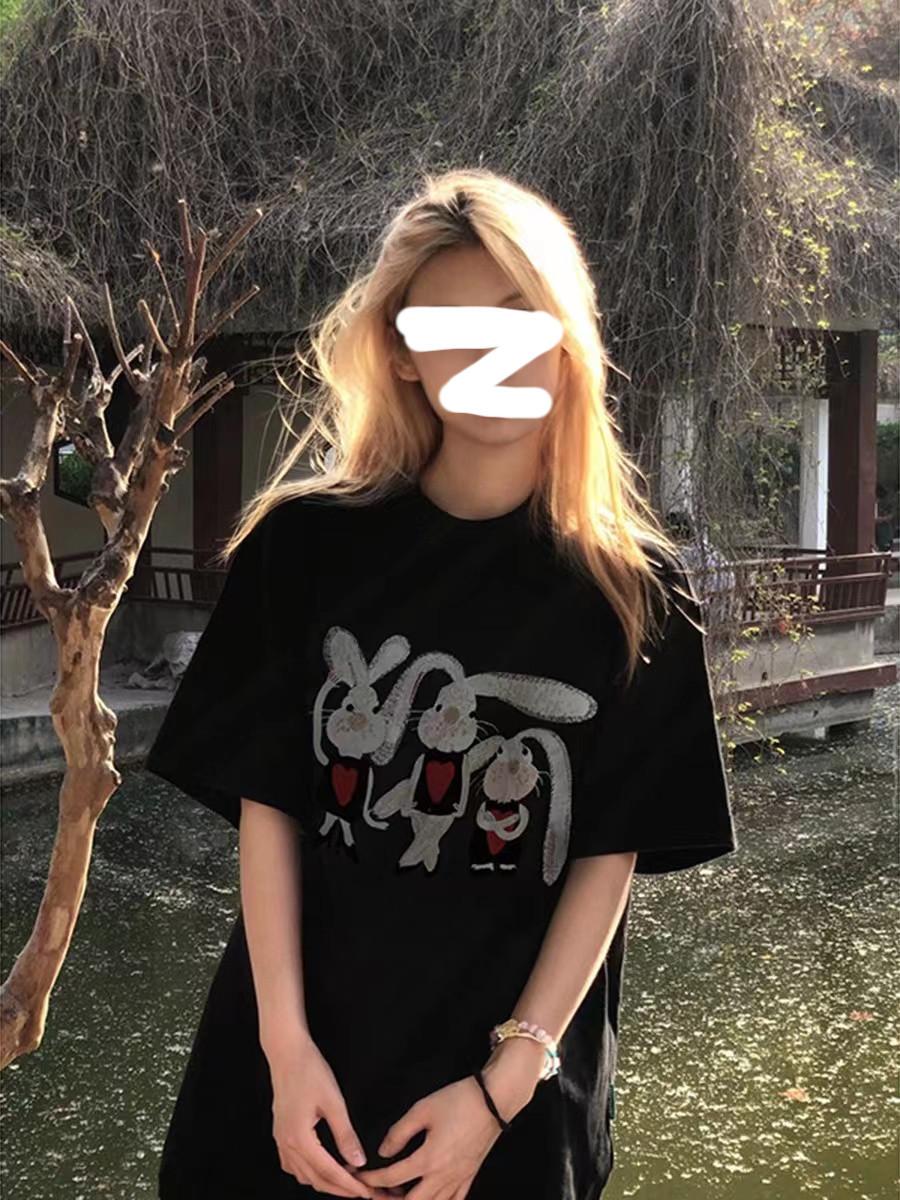 

Женская хлопковая футболка с коротким рукавом и принтом черного кролика, летний тренд, брендовый дизайн, нишевая, спереди на плече, с рукавом до локтя, топ M чёрный