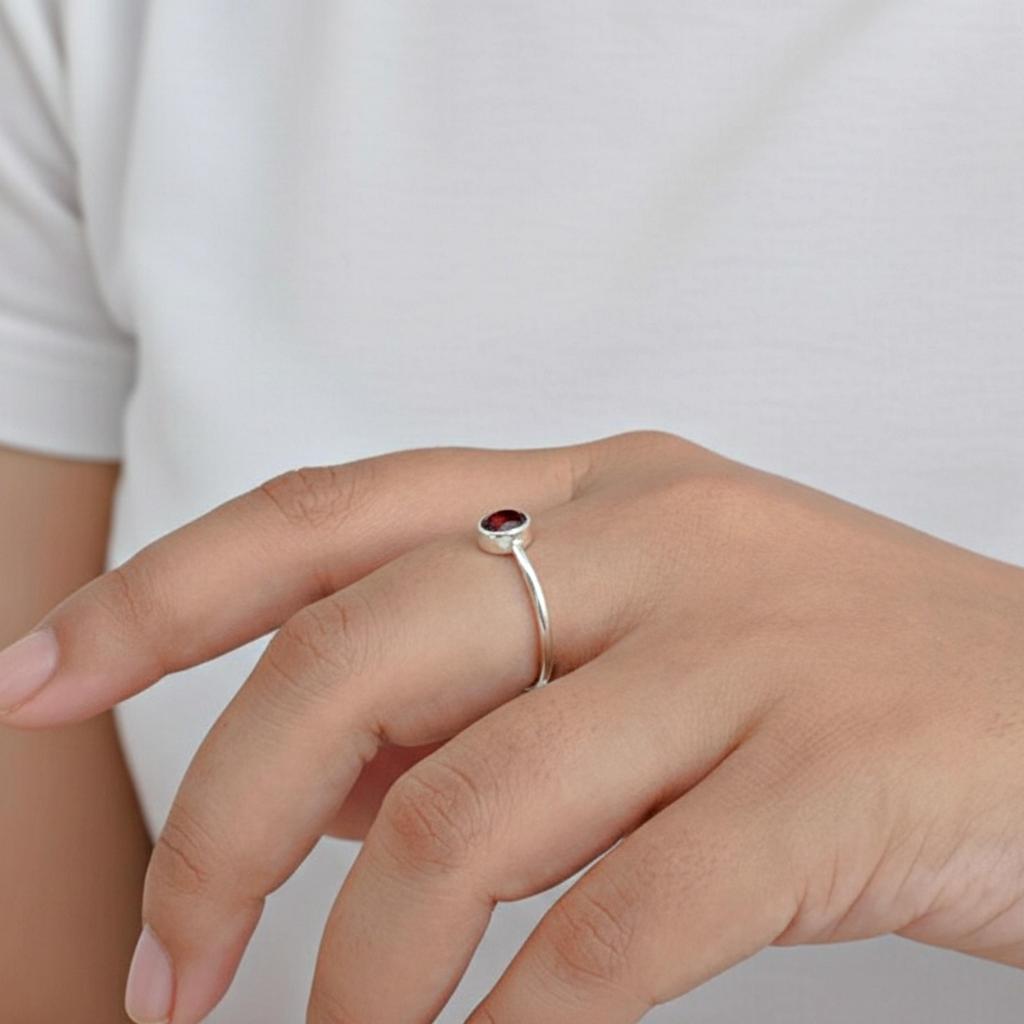 Kleiner Roter Granat Stapelring, 925 Sterling Silber Schmuck, Minimalistischer Statement-Ring für Damen