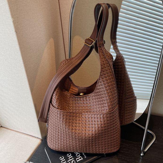 Trendy Woven Bucket Bag: 2025 Early Autumn, Large Capacity, Retro Minimalist Shoulder and Commuter Tote