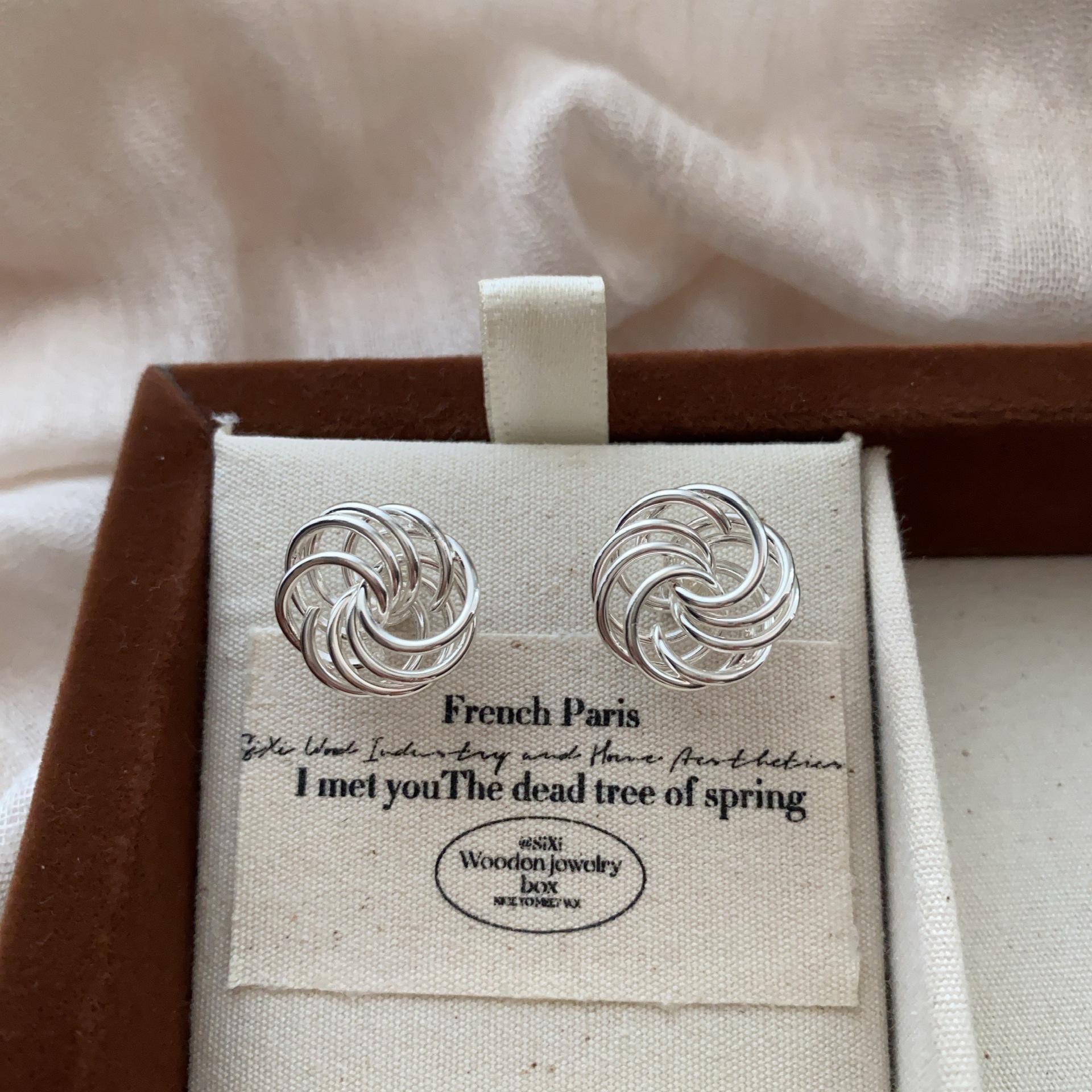 Unique fashion niche spiral stud earrings high three-dimensional sense light luxury new temperament metal earrings earrings