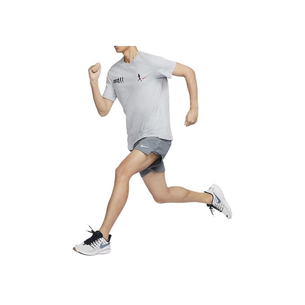 Nike Camiseta Pulôver Manga Curta com Gola Redonda Estampa de Letras com Logo Respirável Masculina Cinza Branco FV8393-077