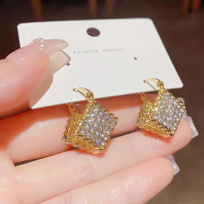 Chic Zirconia Double-Sided Rhombus Earrings - Elegant and Versatile золотой