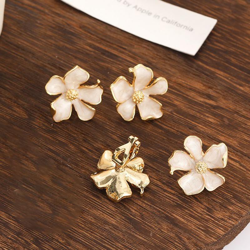 French Gentle Enamel Clip On Earrings for Women High Quality Elegant White Gardenia Flower Pierced Earring Party Jewelry Gifts