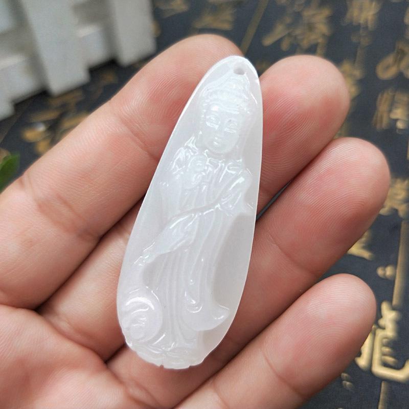 Afghan White Jade Three-Dimensional Guanyin Pendant – Ideal Gift for Travelers and Street Vendors