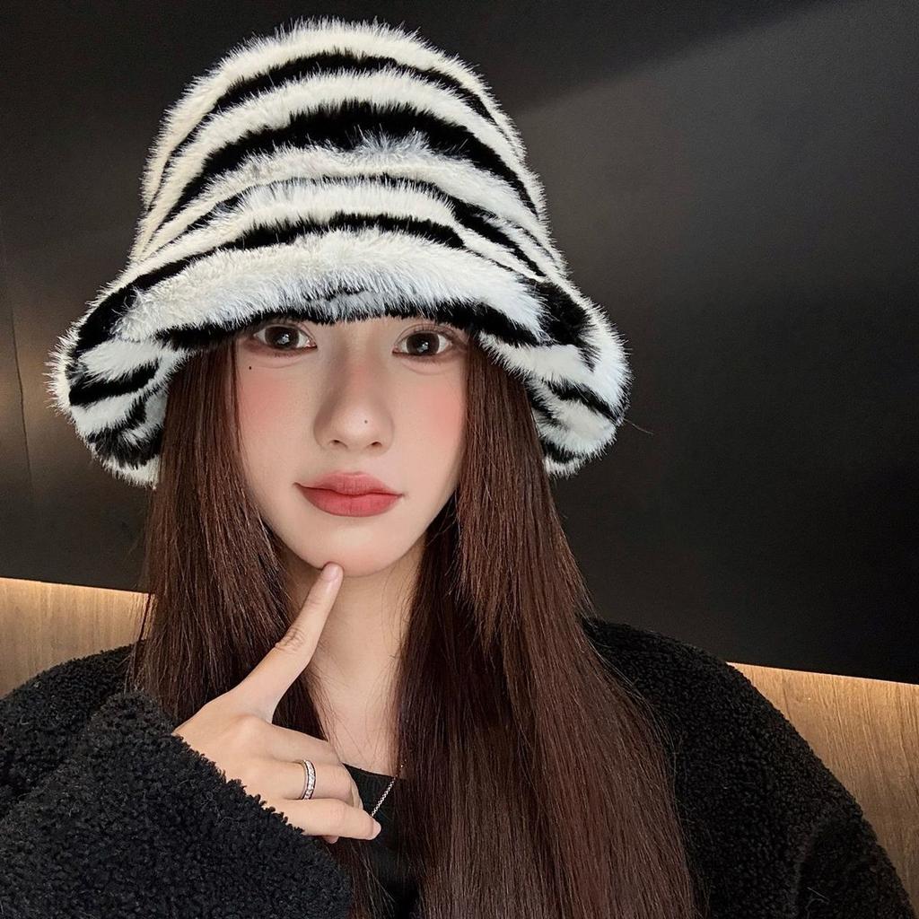 Women's Hat Trendy Zebra Print Plush Retro Bucket Hat - Autumn Winter Thickened Warm Hat for Women - Fashionable and Versatile Bucket Hat