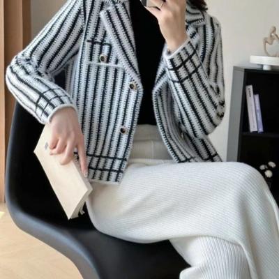 Schicker und lässiger gestreifter, locker sitzender, kurz geschnittener Chinchilla-Kaschmir-Cardigan für Petite
