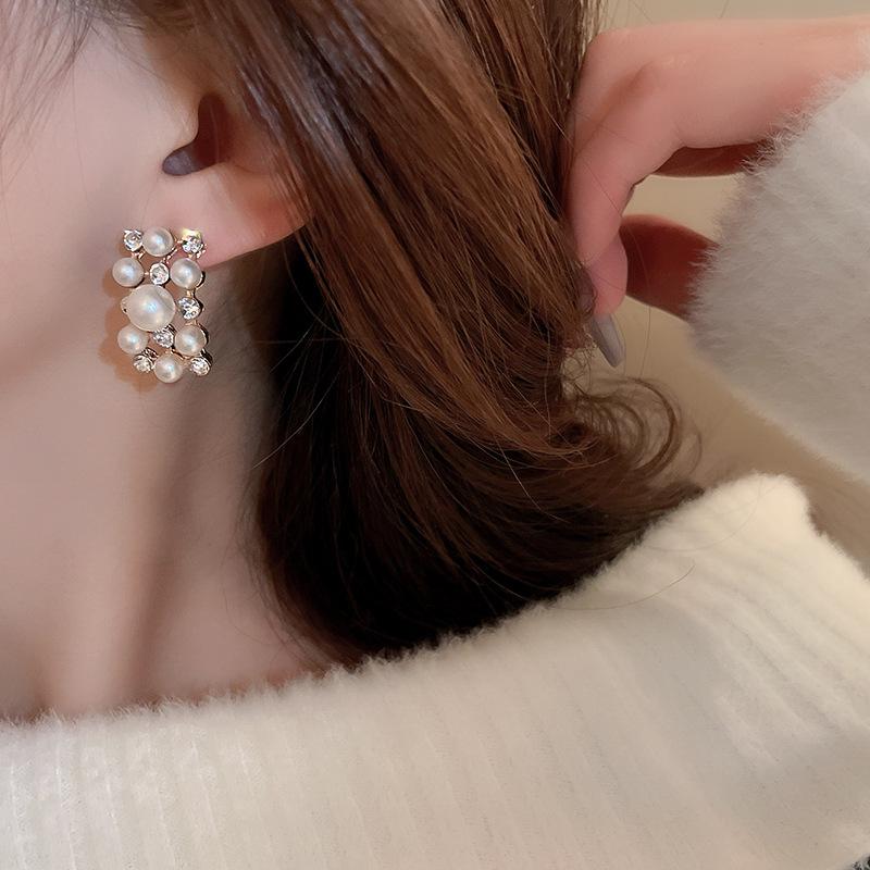 Retro Pearl & Diamond-Inlaid Necklace with Stud Earrings - Elegant Courtly Design for Women