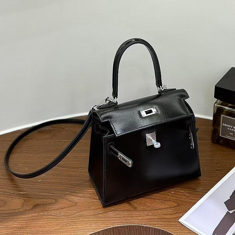 

Кожаная сумка с узором под аллигатора, серебряная пряжка, женская, 2025 новая, высококлассная нишевая сумочка, универсальная изысканная сумка-мессенджер 20cm