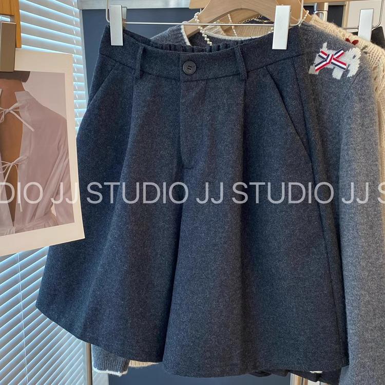 Elegante, hochtaillierte, formende Wollshorts für Damen - Vielseitige graue Bootcut-Hose für den Herbst