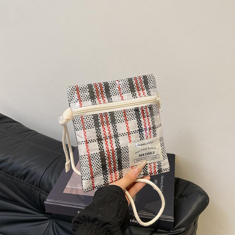 

2025 summer new foreign trend niche design small square bag fashionable simple women s personality shoulder messenger bag