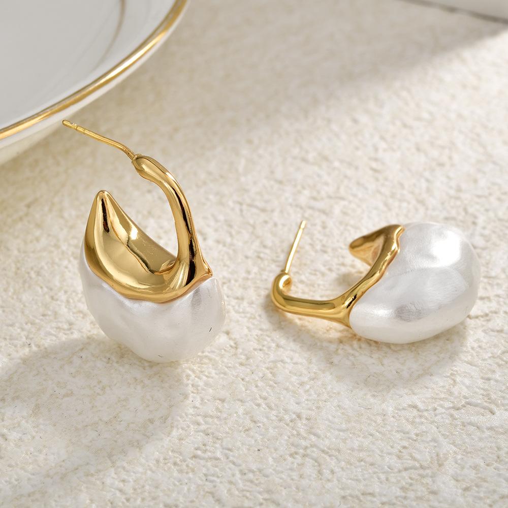 European Vintage Irregular Pearl Geometric Stud Earrings Light Luxury Chunky Two-Tone Earrings for Women