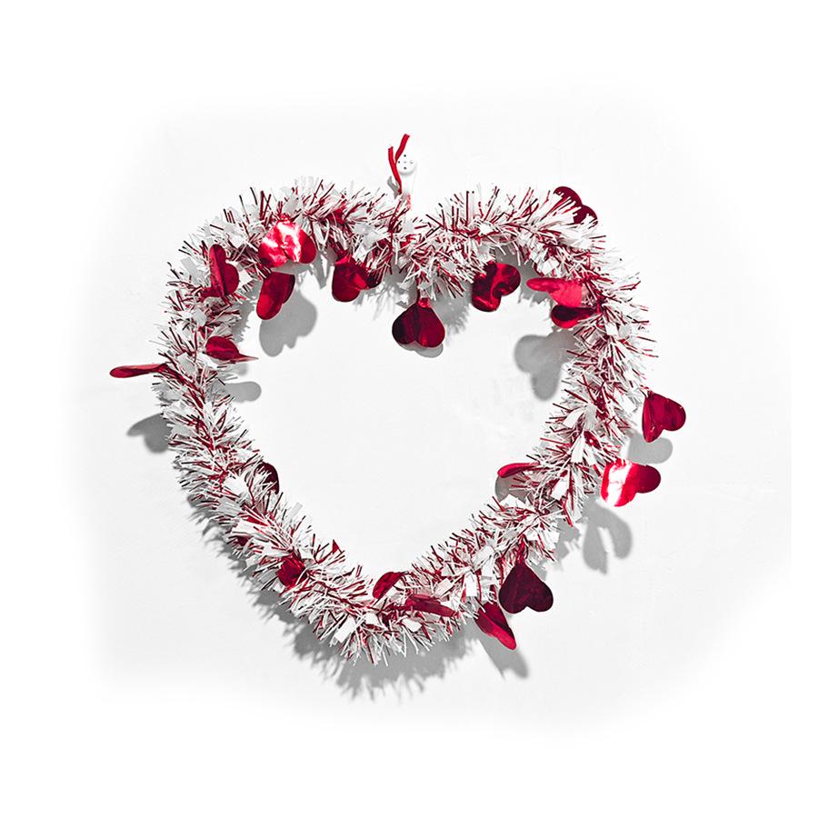 

Valentine s Day Festive Door Wreath: Creative Wedding Decor with Couple Figurines and Heart Pendant