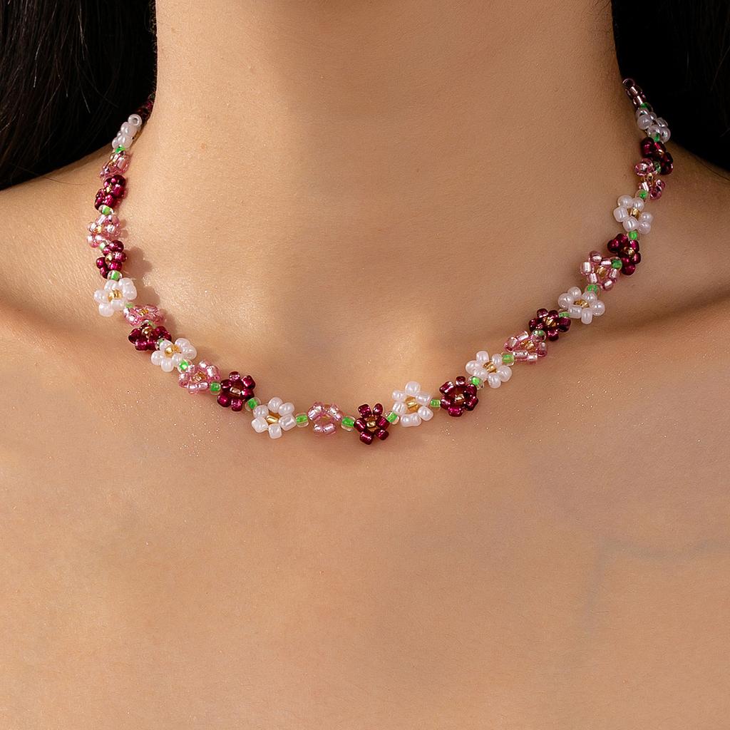 Hand-woven Petal-shaped Necklace, Fresh, Sweet and Elegant, Wearing Colorful Rice Bead Neck Chain.