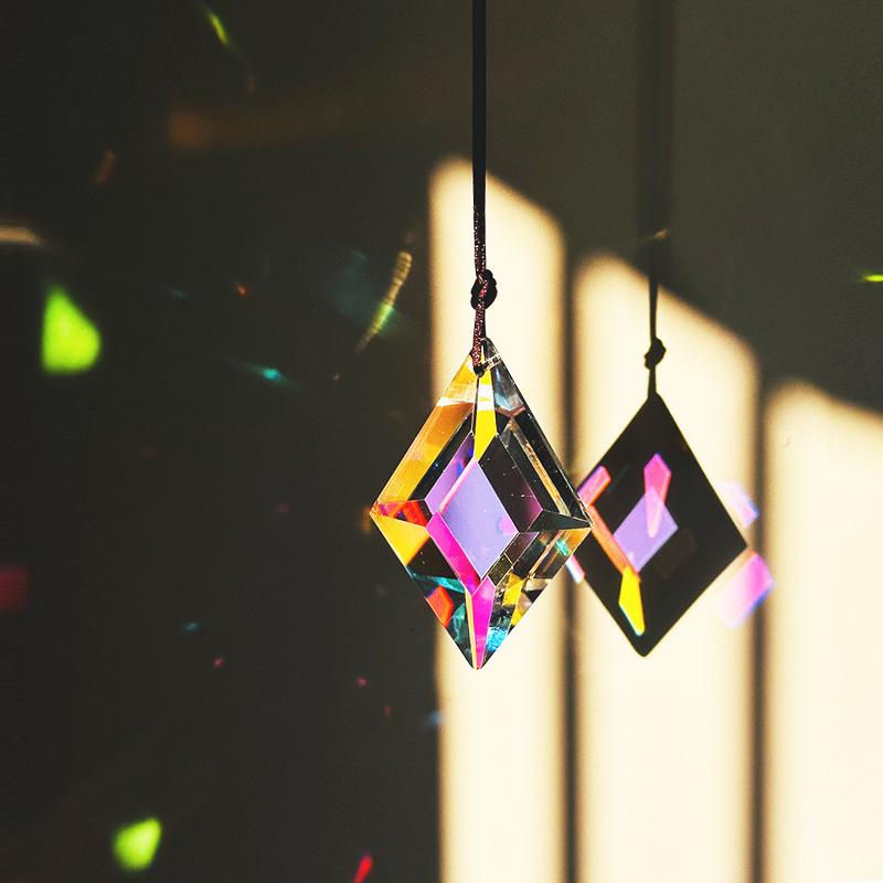 2 Stück Diamantförmige Kristall Lichtfangende Prismen, Regenbogenmacher für Fenster, Balkon, Küche, Gartendekoration
