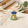 Cartoon Katze Brosche Emaille UFO Metall Brosche, Aliens Raumschiff Kätzchen Abzeichen Pin, Kleidung Tasche Schals Hut Zubehör für Männer Frauen Reversnadel