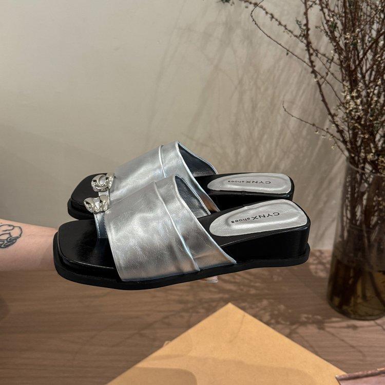 French set of toe pleated slippers women's summer wear 2025 new high-end not tired foot slope heel temperament cool slippers